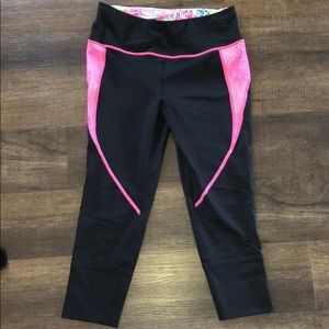 Victoria’s Secret Knockout Capri Leggings. Medium.